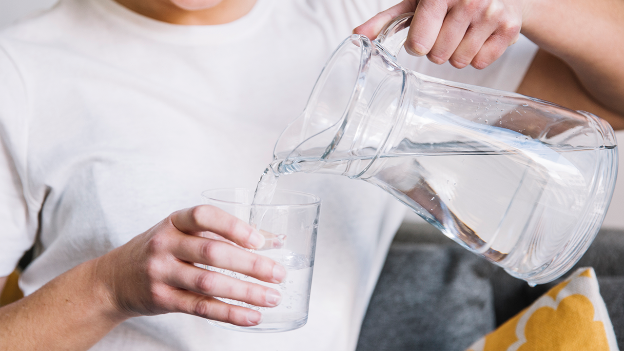 beber 2 litros de agua al día