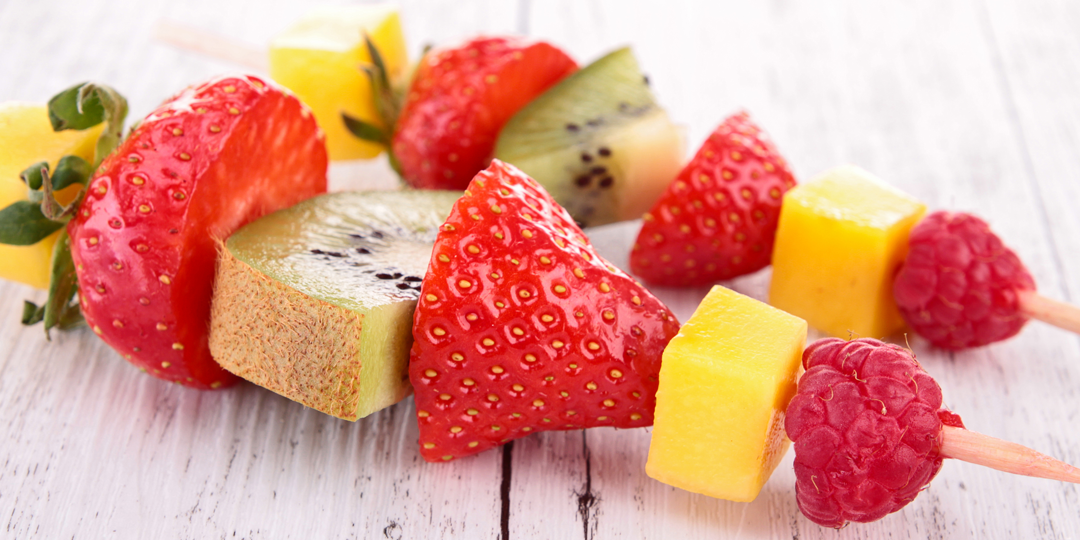 Ideas de brochetas multicolor con la fruta de verano