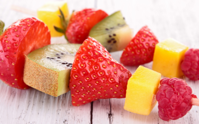 Ideas de brochetas multicolor con la fruta de verano