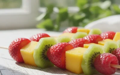 Ideas de brochetas multicolor con la fruta de verano