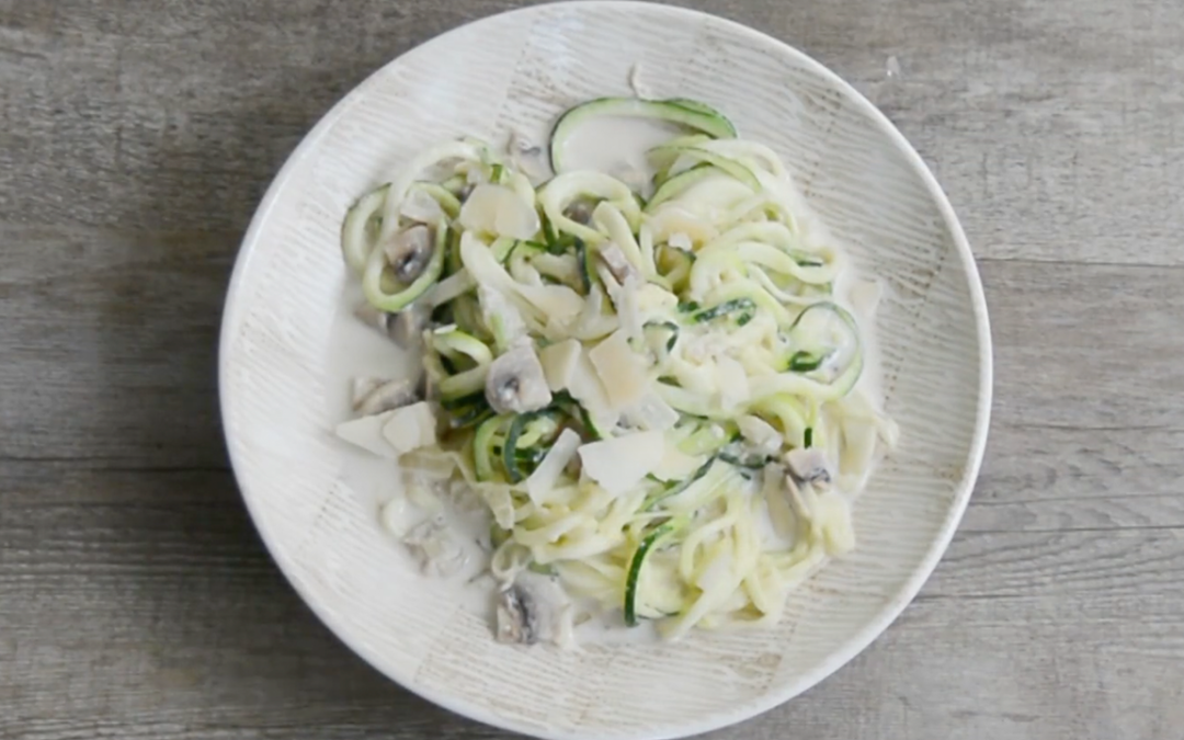 Espaguetis de calabacín a la carbonara vegetariana