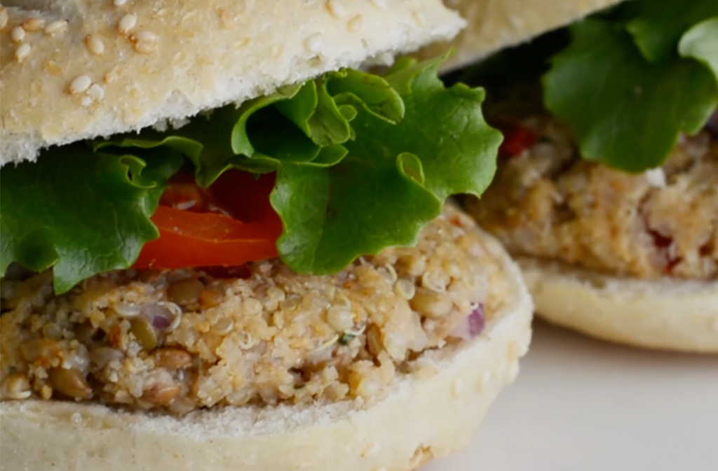 Receta saludable de hamburguesa de quinoa y lentejas