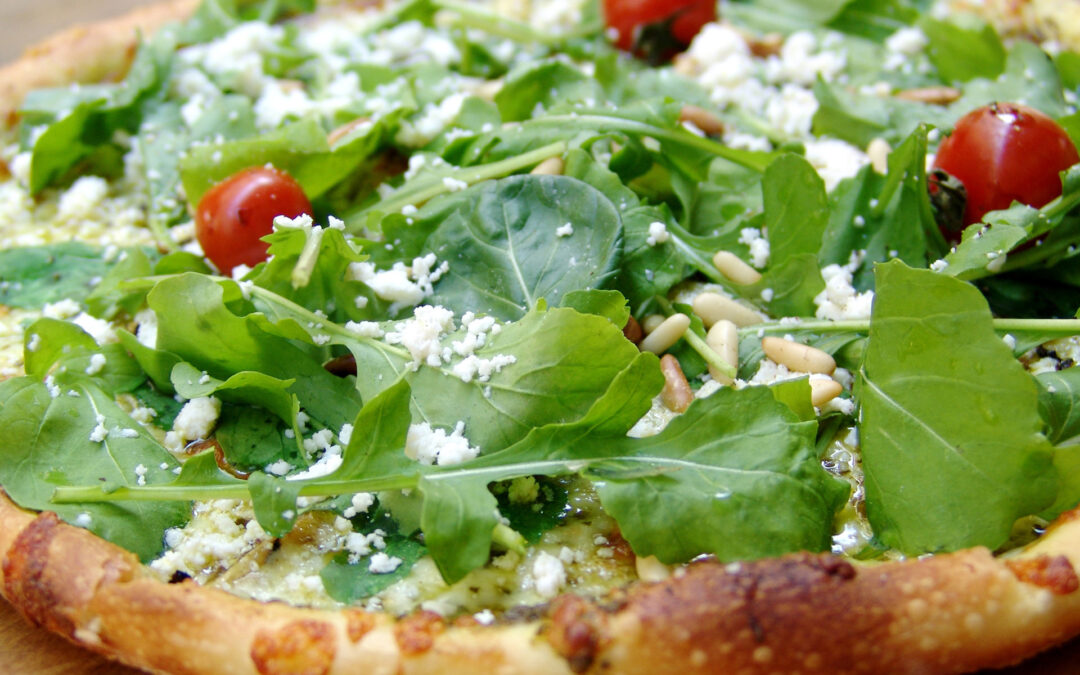 Receta de pizza de lacón con champiñones y rúcula