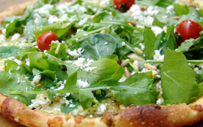 Receta de pizza de lacón con champiñones y rúcula